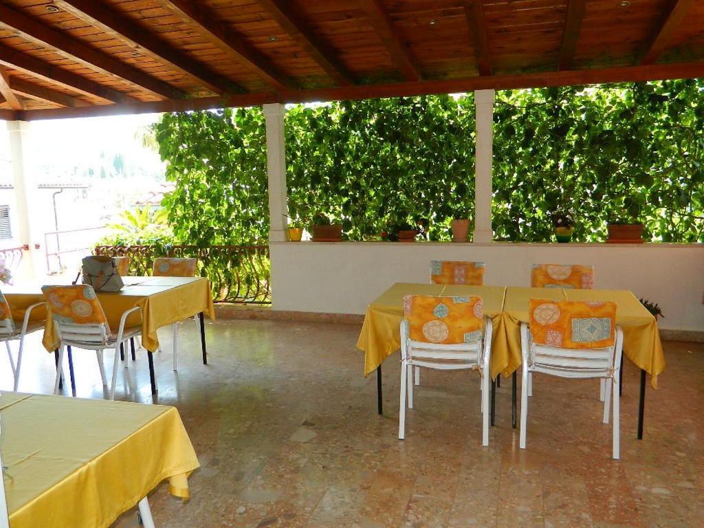 Apartments And Rooms Darinka Vrboska Esterno foto