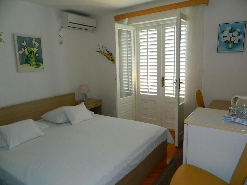 Apartments And Rooms Darinka Vrboska Esterno foto
