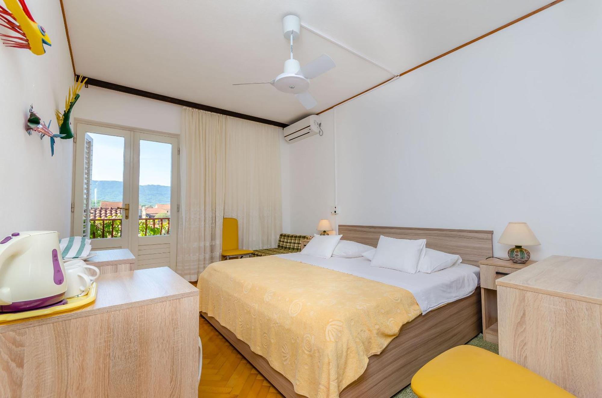 Apartments And Rooms Darinka Vrboska Esterno foto
